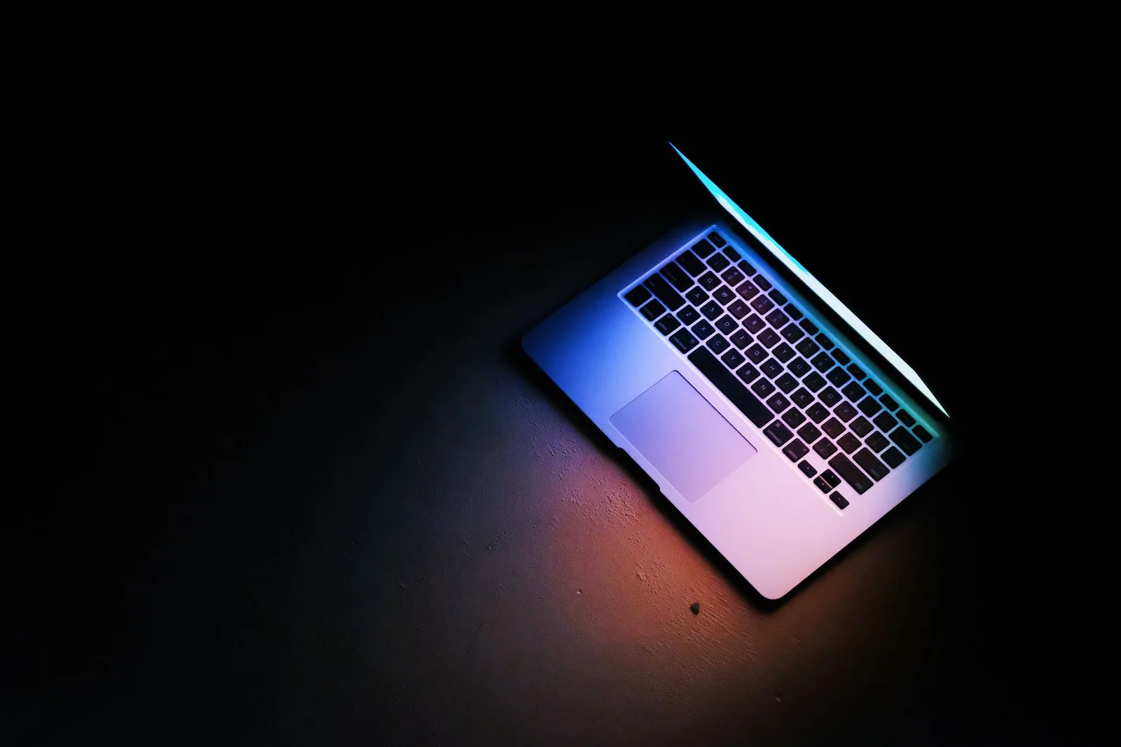 Laptop glowing in a dark room, iGaming affiliate marketing guide